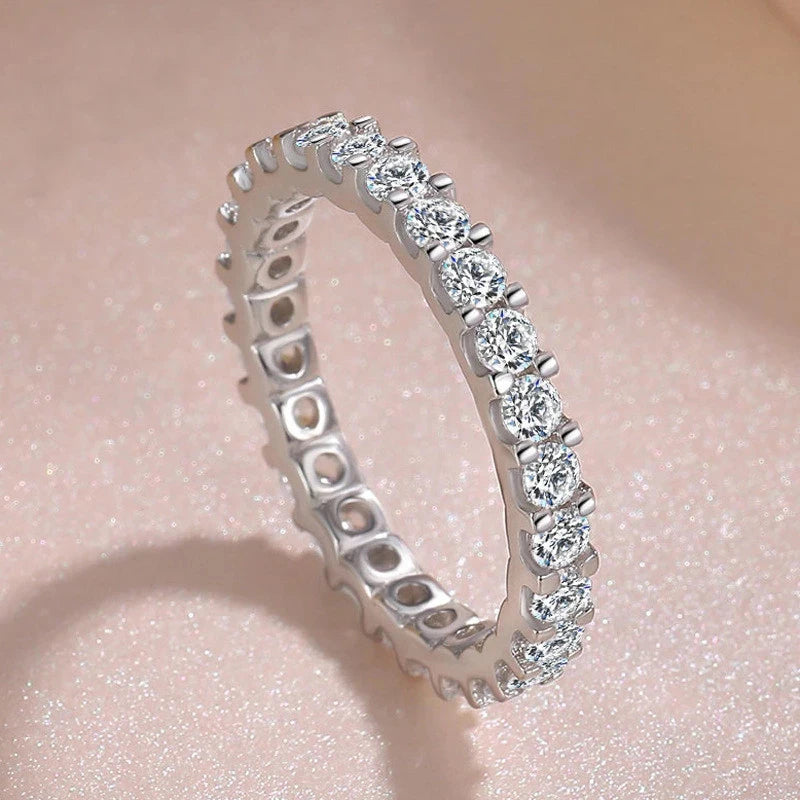 Elegance Ring – Subtle Light