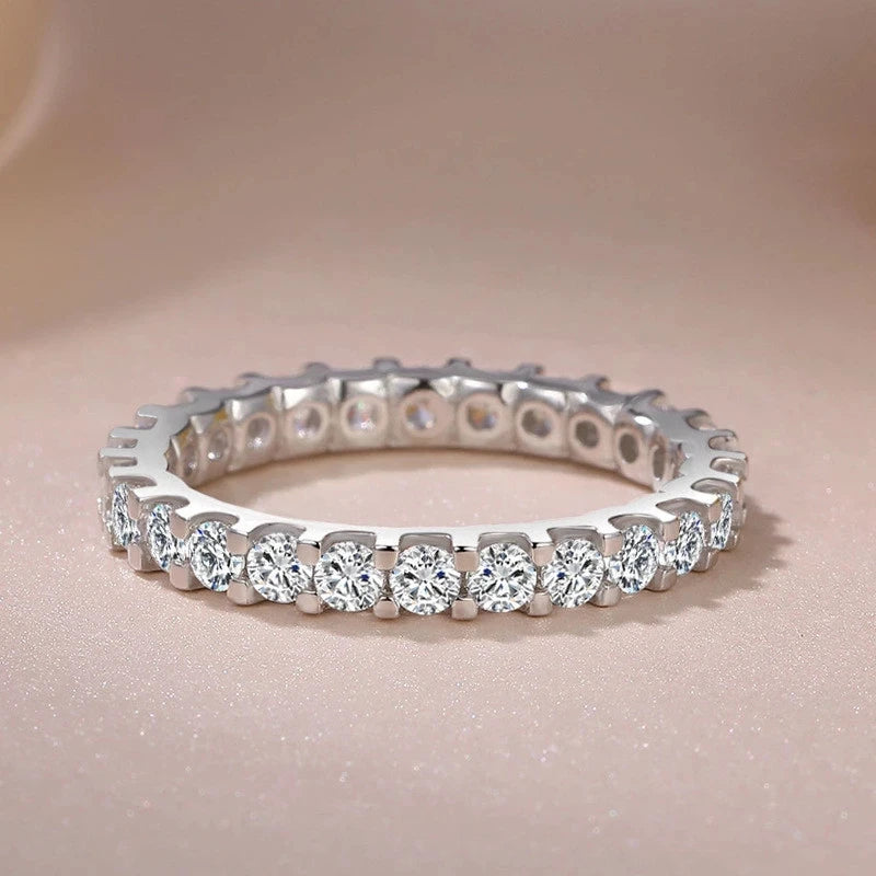 Elegance Ring – Subtle Light