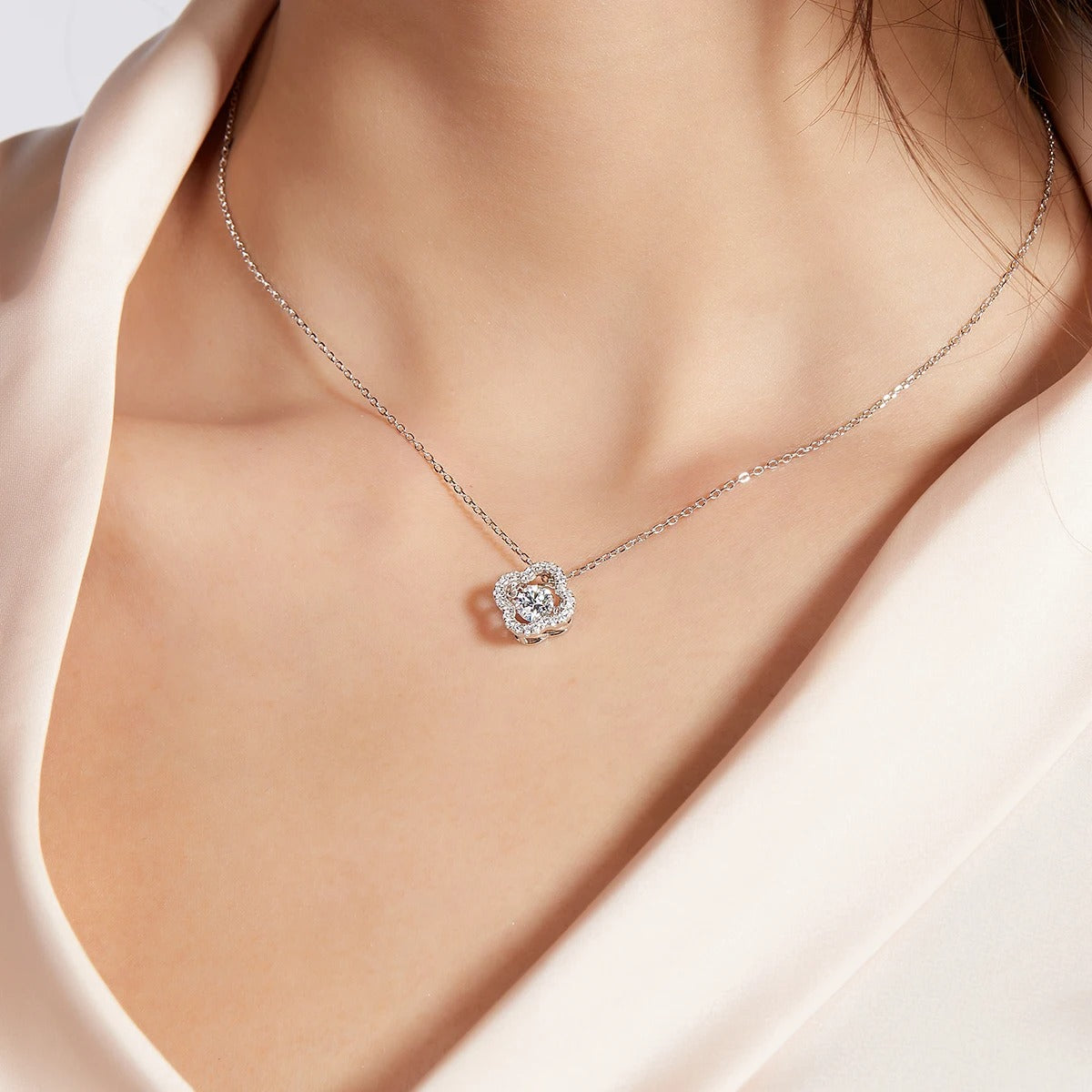 Dancing Necklace – The Art of Jewelry in Motion